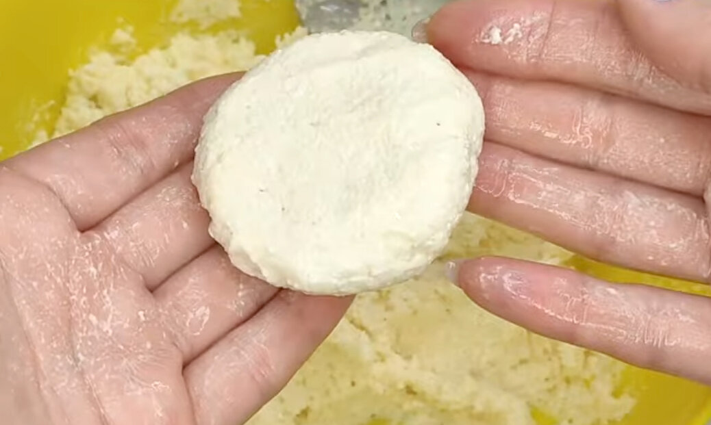 формируем сырники руками