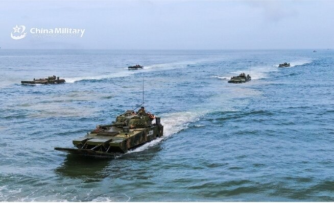 Амфибийные бронированные боевые машины пехоты (БМП) армейской бригады командования Восточного театра военных действий НОАК формируют боевые порядки волнами во время морских боевых учений 30 июня 2022 года. Фото: Китайские военные