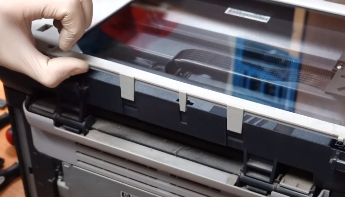 Фото 26. Выкручиваем указанные винты