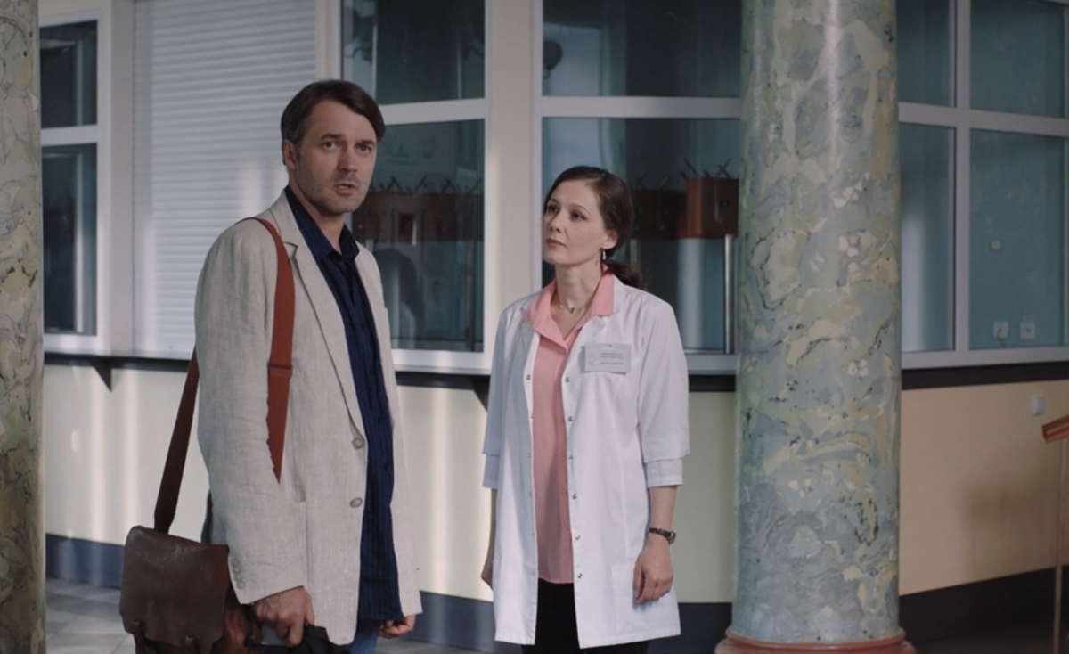 Павел Трубинер (Ладынин) и Полина Агуреева (Покровская). Кадр из кинофильма "Ланцет", 2018 г., режиссер Елена Николаева, сценаристы Валерия Подорожнова, Наталья Пахомова, композитор Сергей Дудаков (скриншот)