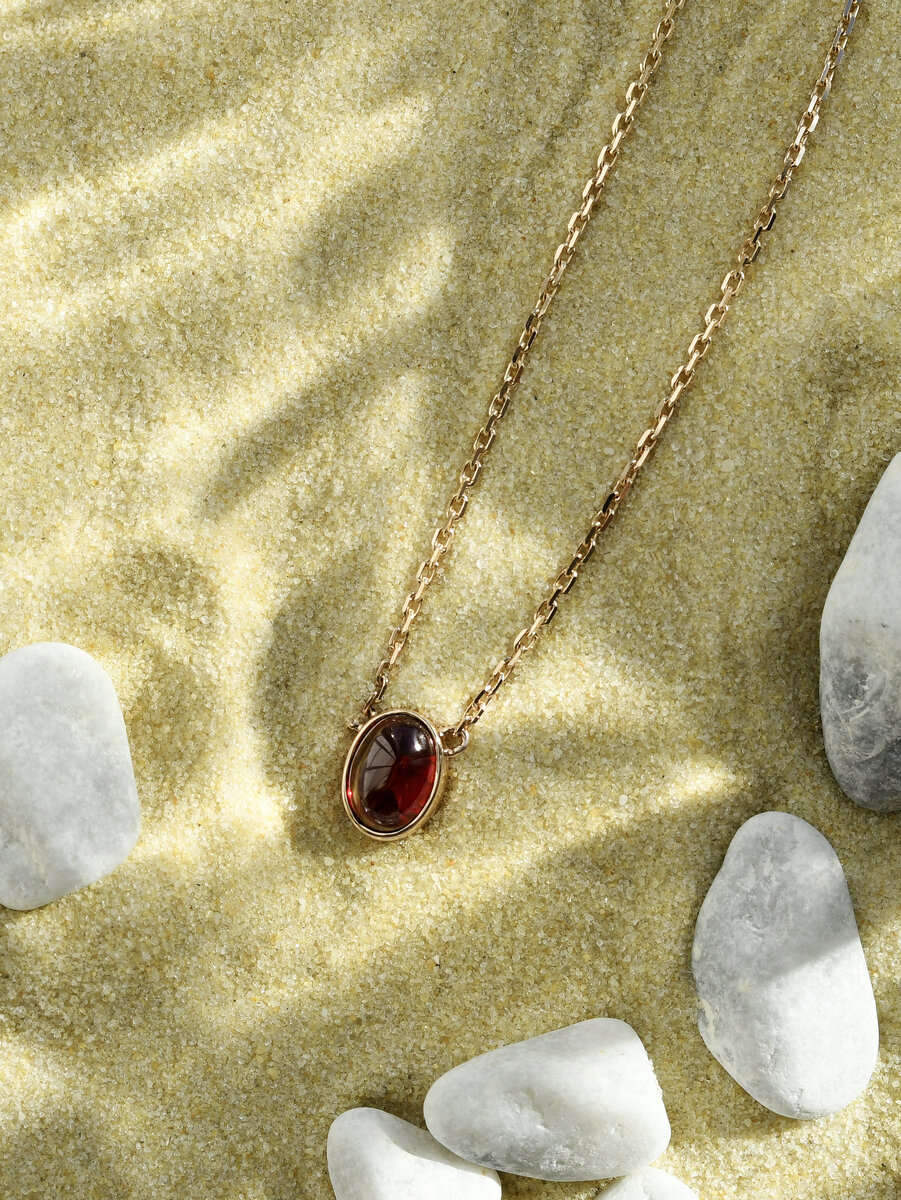 Золотое колье с красным гранатом