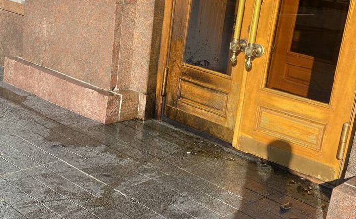    В Орле в здание областной администрации неизвестный бросил бутылки с зажигательной смесью