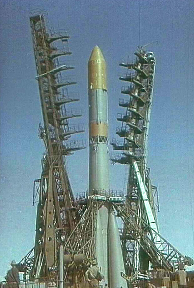 В СССР первые спутники доставляла на Луну ракета-носитель "Молния-М" Из открытого доступа.