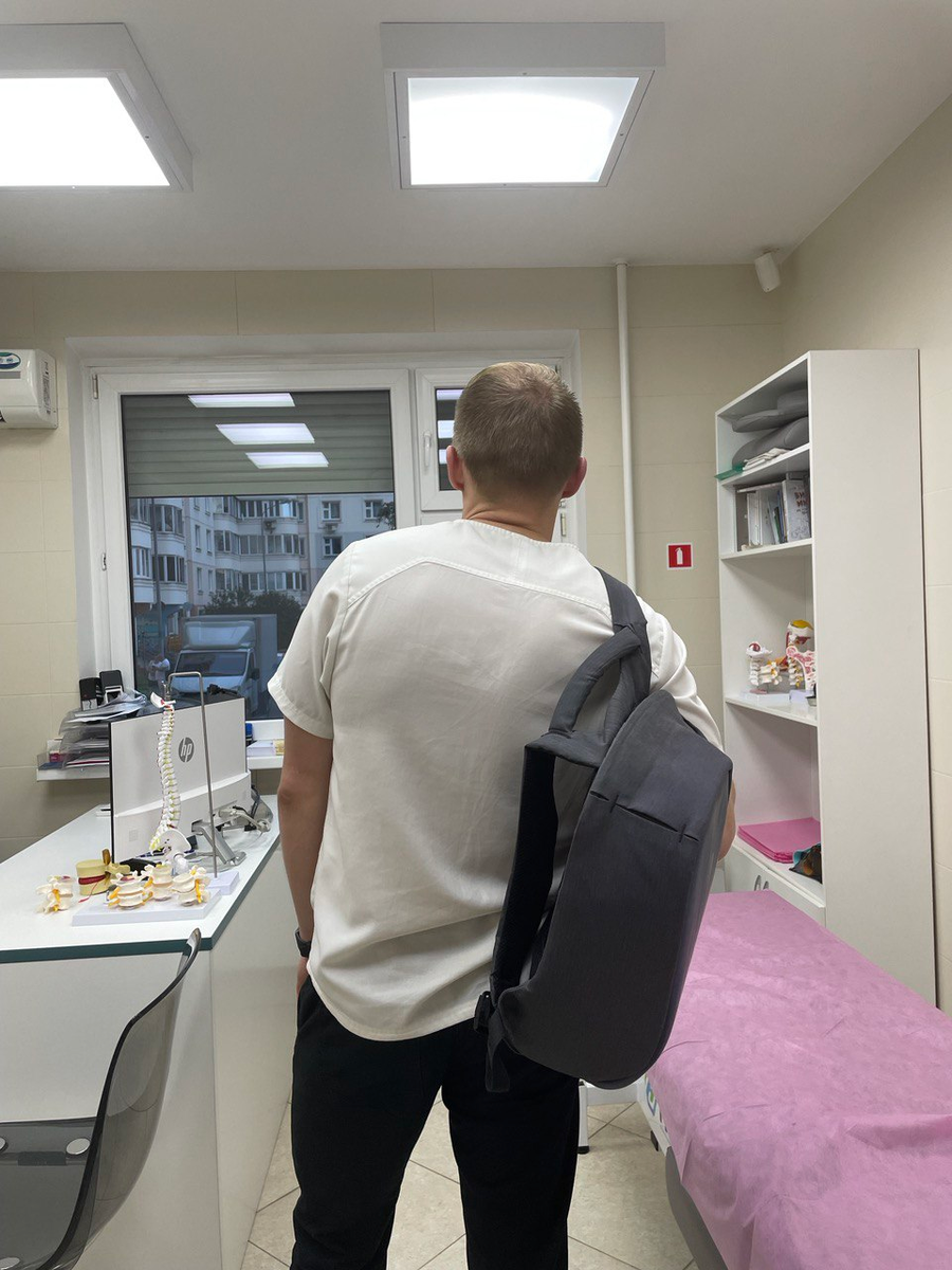 Ношение сумки на одном плече вызывает дисбаланс мышц спины 