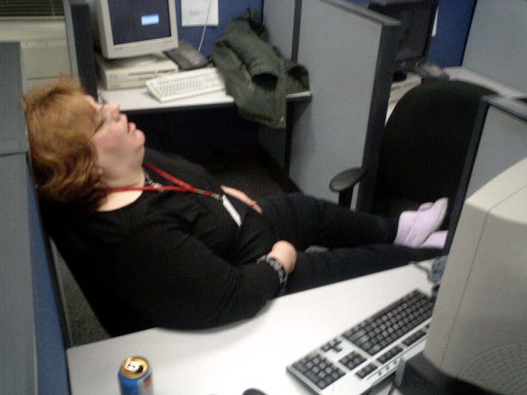 Можно прямо на рабочем. Спящий на рабочем месте. Сон в офисе приколы.