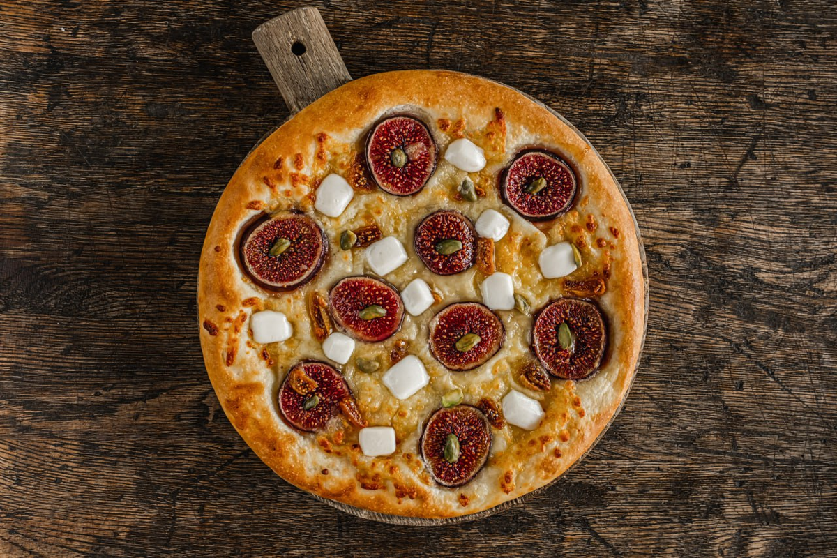 Хачапури с инжиром и козьим сыром в ресторане Казбек