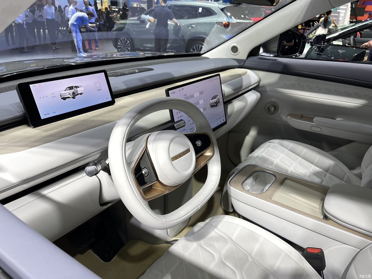 На фото: Салон кроссовера Exeed Exlantix ET 