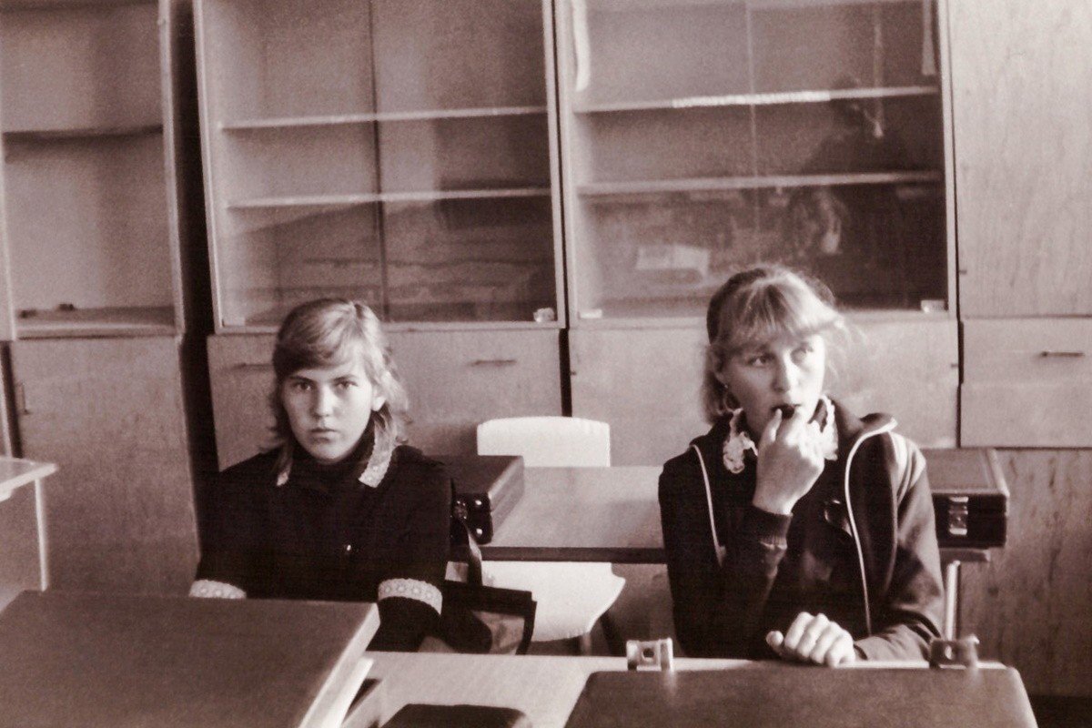 Школьная форма СССР никогда не отличалась оригинальностью и практичностью. Она была скопирована с нарядов, которые носили учащиеся дореволюционных гимназий.-5
