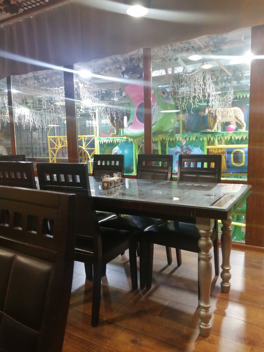 Так выглядит кафе, детский центр видно от него по обе стороны