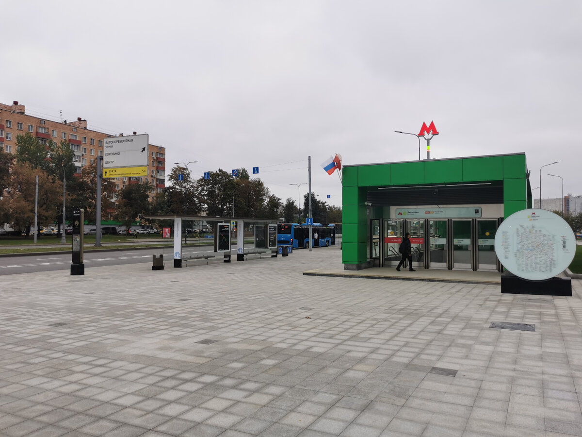Стандартный вход на станцию метро "Лианозово", расположенный возле Дмитровского шоссе. Слева - остановки автобусов и электробусов. 