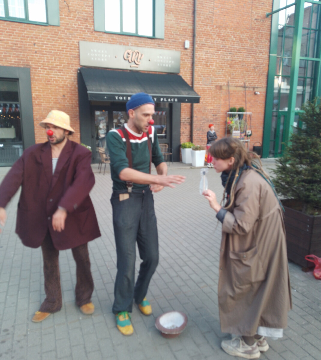 По уже сложившейся традиции, в Туле,  в дни города проходит "Театральный дворик".  В этом году- это уже XV Международный фестиваль уличных театров. 9/09/2023. 16:00.-46