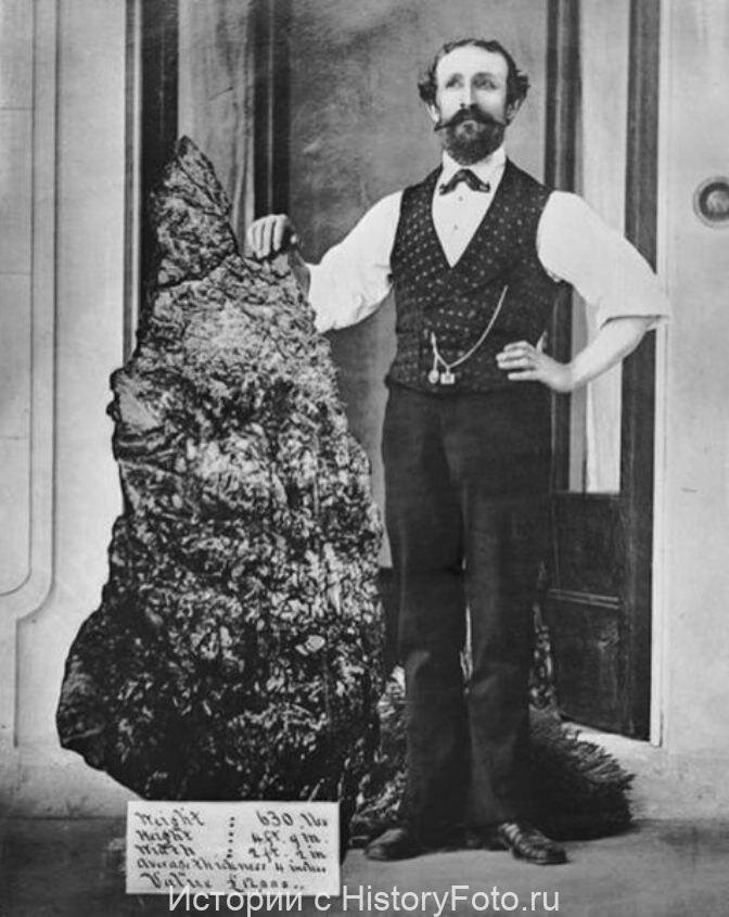 Этот гигантский кусок породы, так называемая «плита Холтермана», содержал в себе 93 кг чистого золота. Общий вес находки — 286 кг. До сих пор считается самыми крупным когда-​либо добытым золотыми самородком. По нынешним деньгам справа от Бернхардта Холтермана более 200 млн. руб. Австралия, 1872 год
