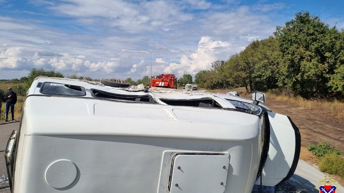     Видео последствий аварии на трассе в сторону Средней Ахтубы опубликовали в региональном главке МВД. Маршрутку перевернуло после столкновения с грузовиком.