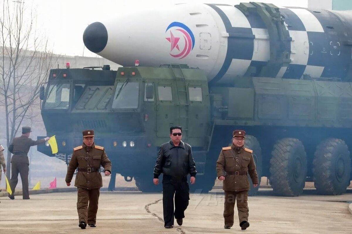 Ким Чен Ын на фоне северокорейской межконтинентальной баллистической ракеты «Хвасон-17». Фото: KCNA