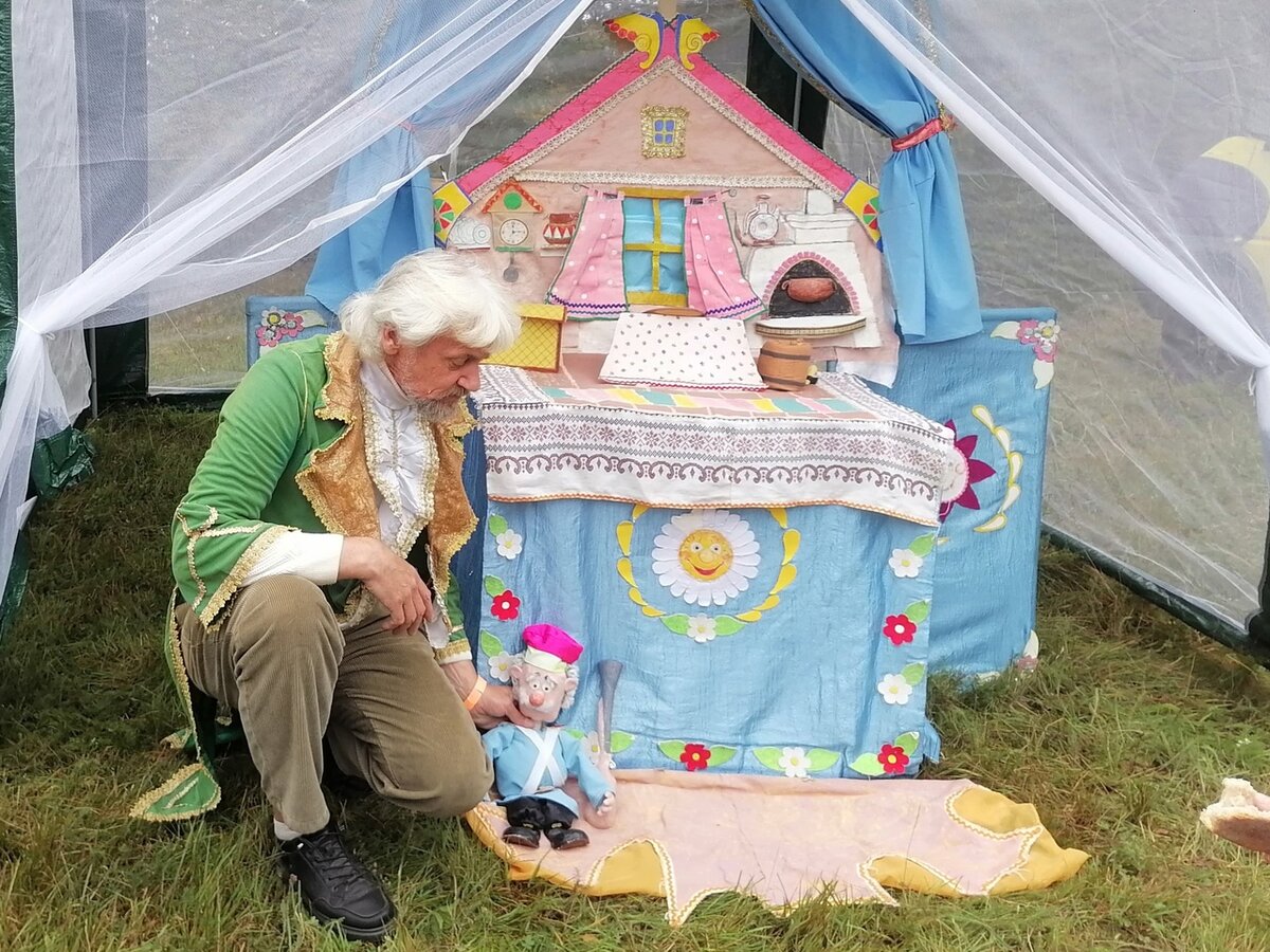 «Люблю я вас, дачки! Идешь себе ночью, А окна, балконы отворены все; И звук фортепьяно оттуда несется, И льются напевы в ночной тишине». А. Плещеев Ах, дачи! Ах, дачная жизнь!-5-2