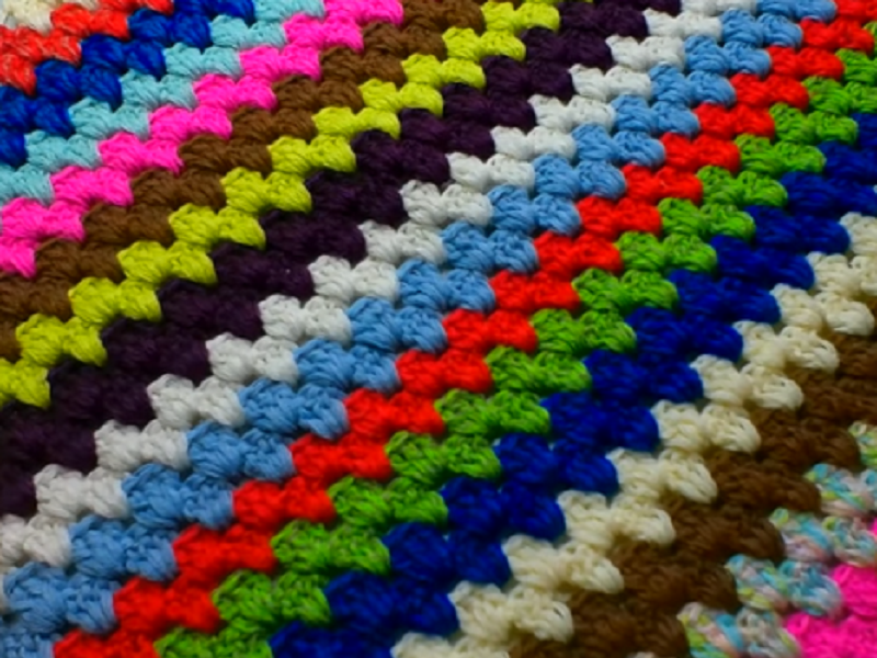    Полотно по принципу бабушкиного квадрата по диагонали   
Источник: Кадр из видео