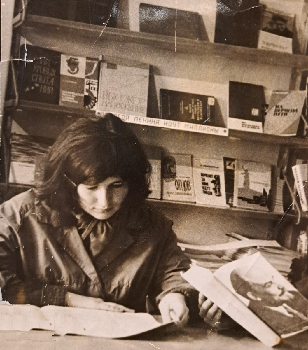 рядом на фото еще одна девушка, но я чуть обрезала фото