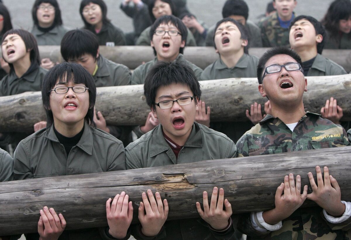 Северокорейцы, такими их представляют немцы  😂.