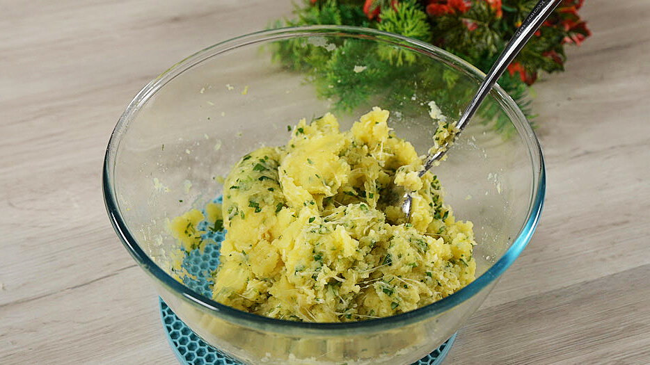Картофельные котлеты из пюре — одна вкусных и необычных идей использования картофеля. Овощ настолько полюбился людям, что они придумали огромное количество вариантов его приготовления.-5-3
