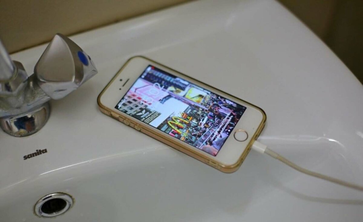По предварительным данным, 20 сентября 2023 года 13-летняя  девочка, находясь в ванной, уронила в воду мобильный телефон с зарядным устройством и подключенным к электросети удлинителем.