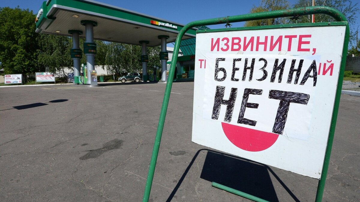     В ответ на возникший в России дефицит топлива, опустевшие заправки и неподъёмный ценник на бензин с дизелем правительство временно запретило экспорт бензина и дизельного топлива из страны. Разбираемся, почему пришлось прибегать к таким радикальным мерам и помогут ли они автомобилистам.
