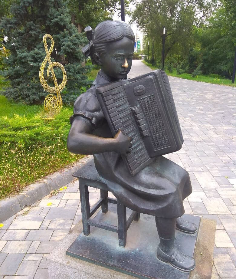 Памятник юной Пахмутовой — уроженке Волгоградской области