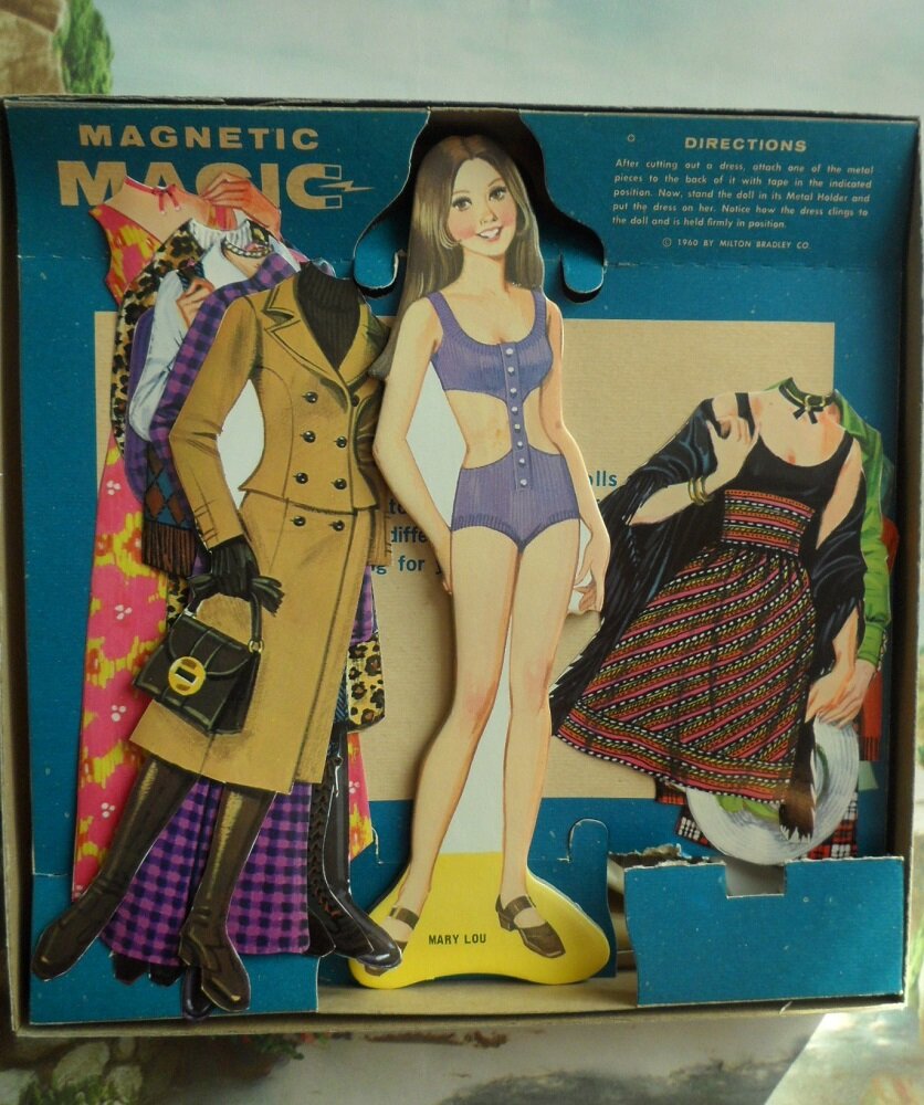 Кукла с гардеробом в открытой коробке 