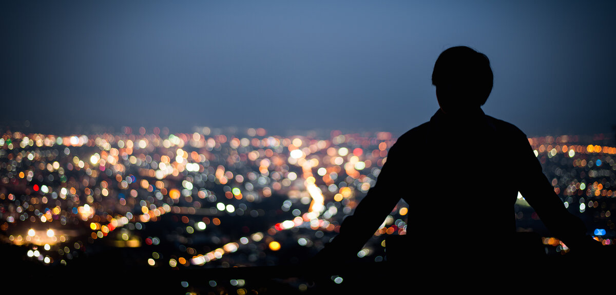 Ночной город и человек