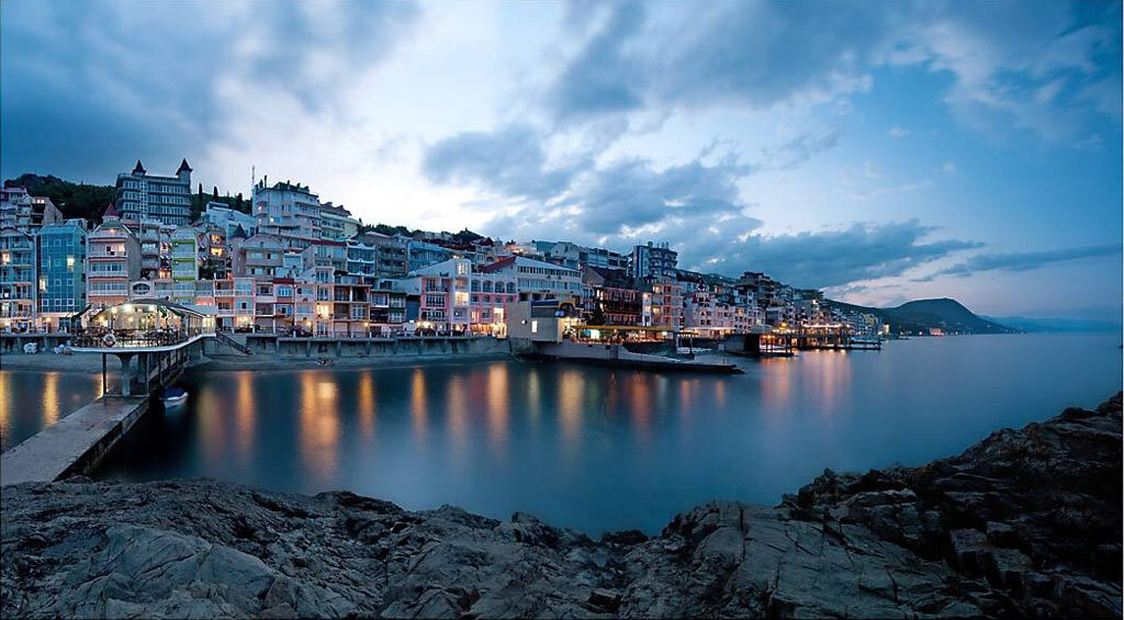 Э́ллинг (нидерл. helling) - помещение для постройки или ремонта судов на берегу. 
Старые эллинги отремонтировали и превратили в уютные гостиницы, но название осталось.