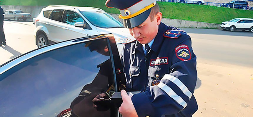 Проверка инспектором светопроходимости тонировки стекла