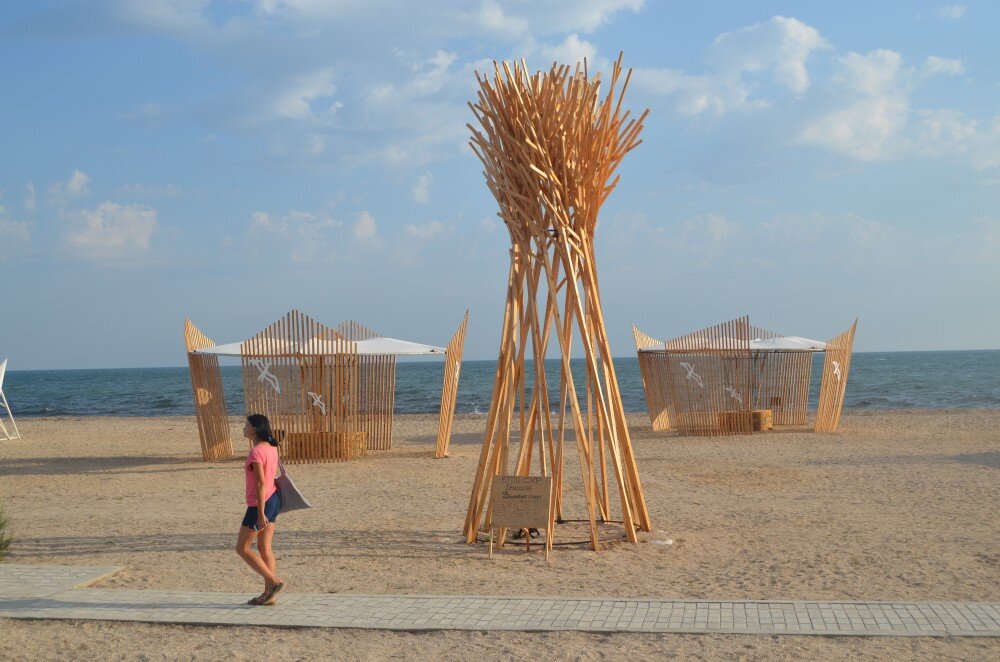  Сегодняшний день был занят важной поездкой. Сижу, значит, в KFC, никого не трогаю, курицу ем. Звонит дружище.
- Поздравляю тебя, - говорит. И чувствуется, что… кхм… с юморком. 
Оказывается, нас с ним и другими ребятами внесли в список украинского сайта «Миротворец». Как сепаратистов. С запретом въезжать в страну. 
«Сознательное нарушение государственной границы Украины», «нелегальное проникновение» и прочая лабуда.
Это я так в прошлом году на классный (и совершенно неполитический) форум «Таврида» съездил к Крым. 

Люди, знающие меня, понимают, где я, а где агрессия. Что тут скажешь. Ума нет – считай, калека.
А вообще анекдот, конечно. Ещё до того, как Крым стал российским, писал, что с удовольствием побываю в этом дивном месте. Побывал. И уверен, не в последний раз.  