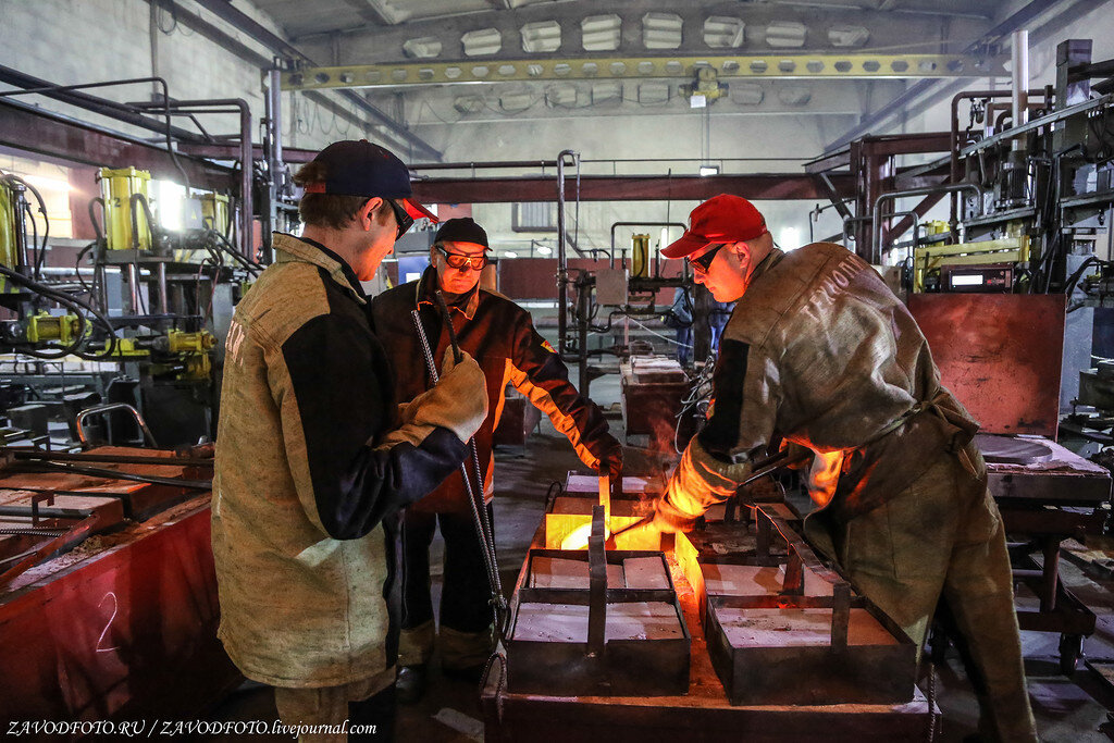 Чугунный завод. Машиностроение Дагестана. Машиностроительный завод в Махачкале. Нювчим сталелитейный завод. Махачкала завод имени Гаджиева Литейный цех.