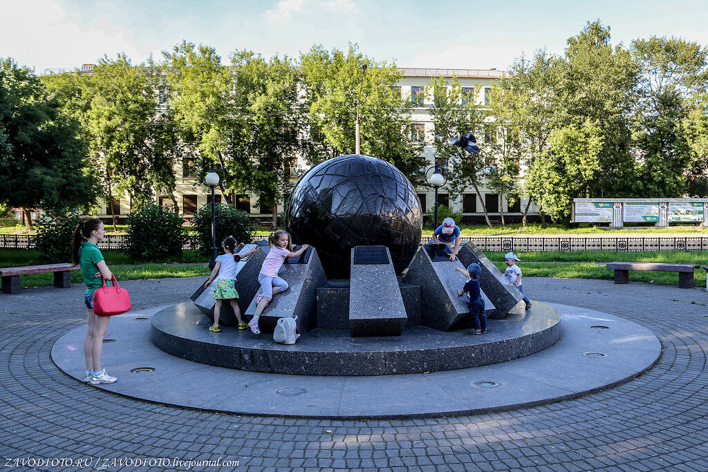 Находить город череповца. Площадь Строителей Череповец. Глобус Череповца памятник. Площадь Строителей 3 Череповец. Памятник строителям Череповца Глобус Череповца.