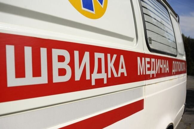 Мальчик с помощью части наждачного круга пытался распилить крупнокалиберный патрон.
Ребенок в тяжелом состоянии, но его жизни ничего не угрожает / dpchas.com.ua