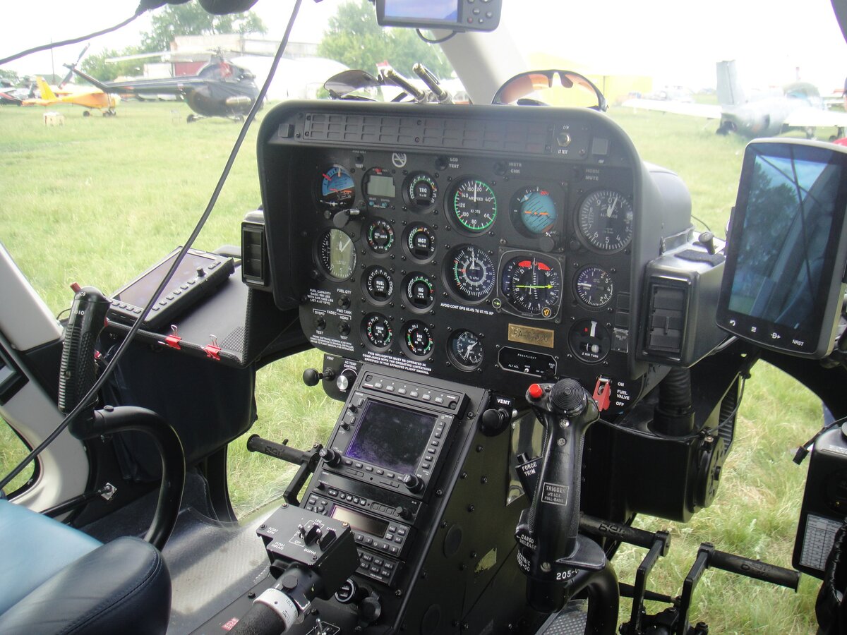 Кругосветка подходит к концу. И 13 июня на аэродроме "Конаково" соберутся московские пилоты-вертолетчики, чтобы встретить летчиков. Этот четырнадцатый успешный в истории авиации кругосветный перелет на вертолетах совершили россияне Максим и Наталья Сотниковы, Михаил Мовшин и поляк Марчин Шамборски, преодолев расстояние, более чем 38000 км в западном направлении.


