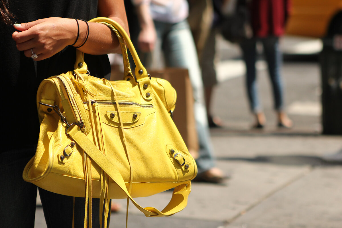 Девушка с желтой сумкой