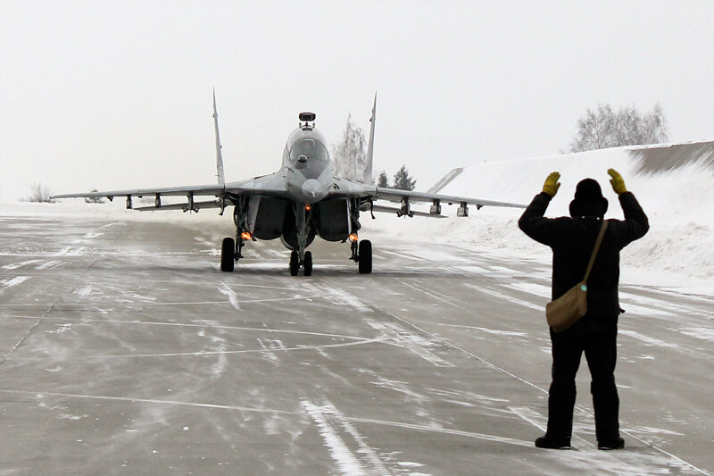 Аэродром сэнди шорс. Как проходить летал компани. Как проходить летал компани. Траектория старта ракет с байконура. Космонавт в невесомости.