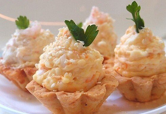 Рецепт: Сырные корзиночки с салатом - идея на Новый Год