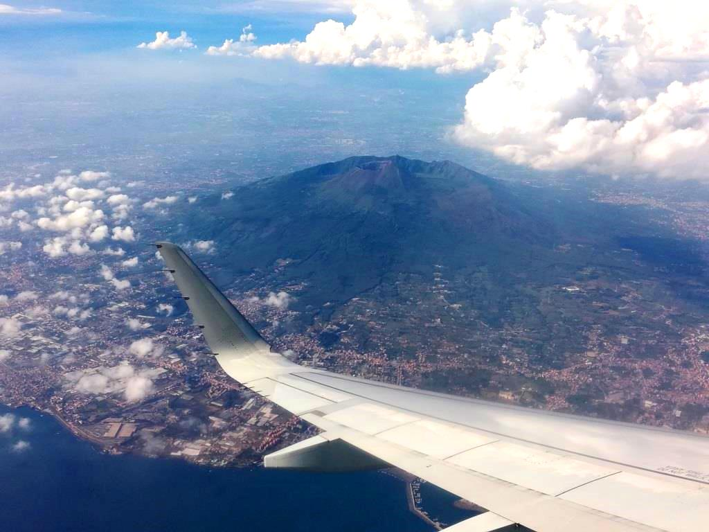 Отпуск на родине Каморры, пиццы, а также в месте, где земля иногда в прямом смысле слова уходит из-под ног.