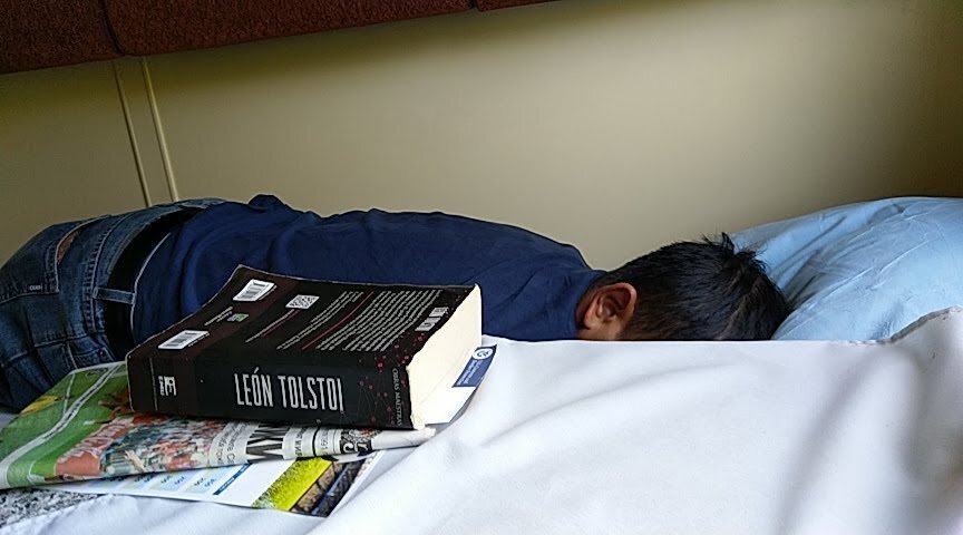 

1.  Поездка началась с Казанского вокзала. Платформы, на которые подавались  составы ФИФА  для болельшиков перегораживались, после отхода поездов  заборы убирались. Внутрь пропускали только при наличии FAN ID.  Каких-либо Сидячих мест ни на платформах, ни перед ними нет. Кому  повезло, занимали места на бордюрчиках ограждения. Прочие ожидали стоя.
