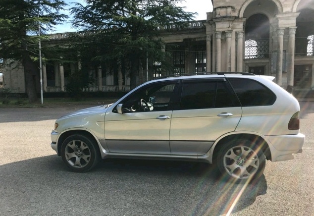 Фото 2: вид сбоку BMW X5 2001 года