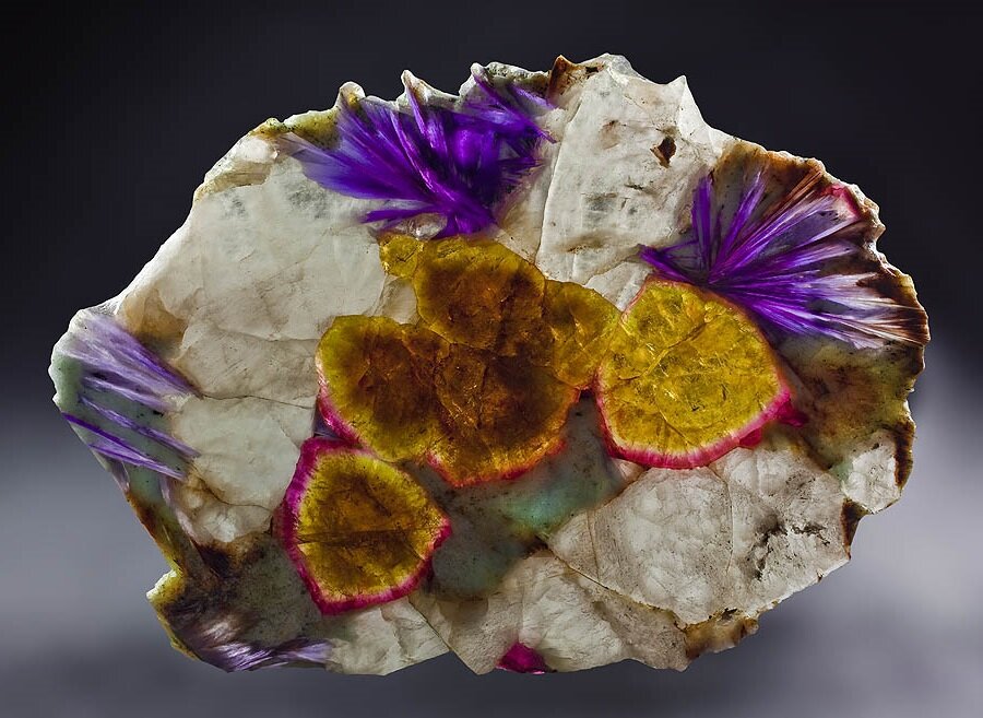 Смешанный минерал - лепидолит с турмалином с высоким содержанием рубидия