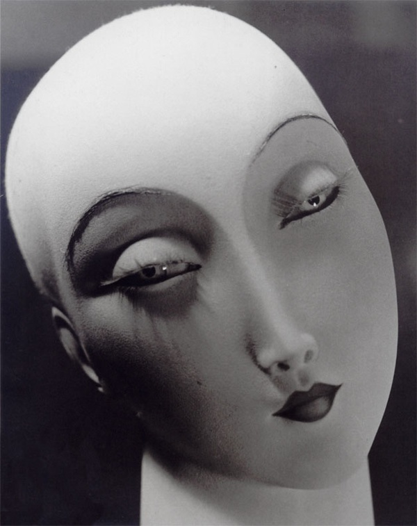 Erwin Blumenfeld ©. Парижский манекен. 1930-е гг. Источник - https://www.pinterest.ru/