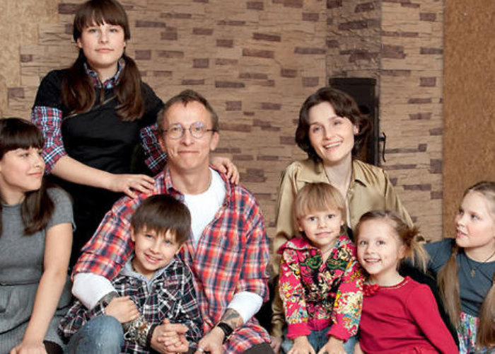Источник фото: https://7days.ru/stars/chronic/ivan-okhlobystin-my-s-zhenoy-dumaem-o-sedmom-rebenke.htm