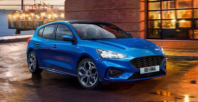 Новый Форд Фокус 4 поколения представлен официально 10 апреля 2018 года в Пекинском автосалоне. В нашем обзоре новый Ford Focus 4 2018-2019 года – фото и видео, цена и комплектации, технические характеристики полностью нового поколения Форд Фокус, собранного с чистой душой. Новая генерация модели бестселлера Focus от Ford Motor Company позиционируется производителем как воплощение новой эволюции технологий, высокого уровня комфорта и вместительности, а также с потрясающими ездовыми характеристиками. Новый Форд Фокус выходит на рынок в трех кузовных исполнениях – седан, хэтчбек и универсал, а также в кросс-версии Focus Active(FA) и в роскошном исполнении  кузова Focus Vignale(FV). Продажи нового поколения Ford Focus в Европе и России стартуют в начале осени 2018 года по цене от 19000 евро(1424000). 