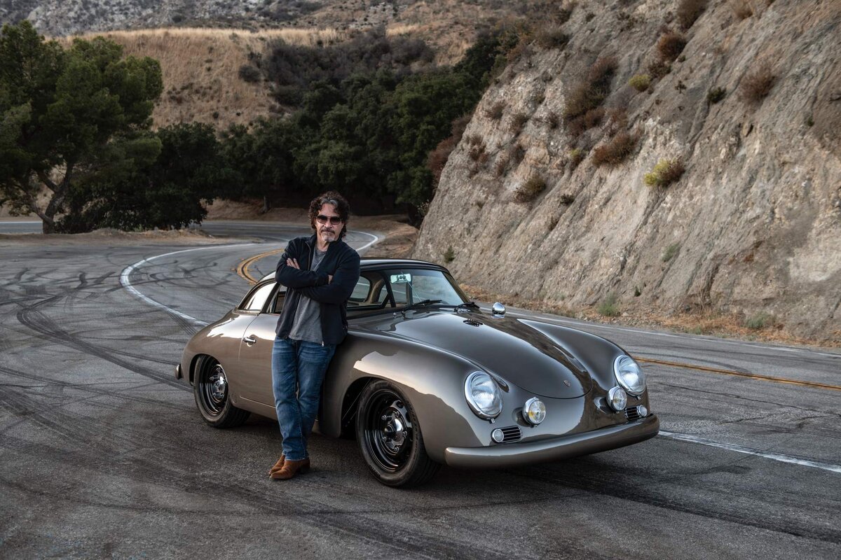 На фото герой статьи вместе со своим владельцем - музыкантом Джоном Оутсом. Именно Джону пришла в голову мысль возродить легендарную модель.