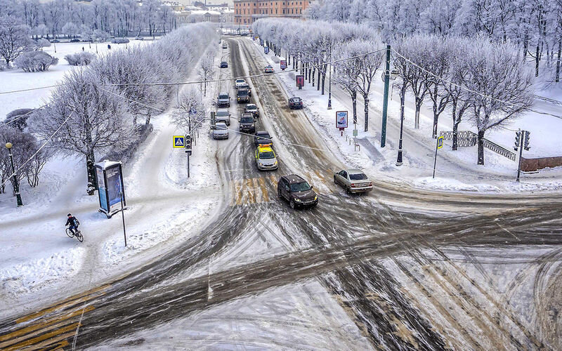 Правила прямо запрещают движение задним ходом на перекрестках.