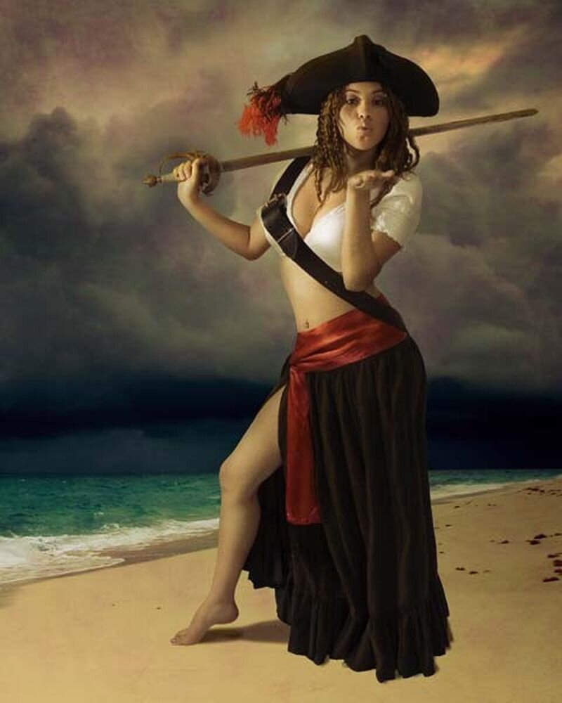 Арт "девушка-пират", источник fishki.net