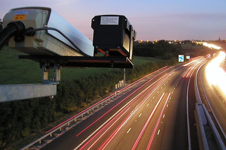 «Всевидящее око» становится всё умнее. Теперь его научат разбираться в марках авто. В столице нашей родины, как сообщают «Известия», видеокамеры научат определять марки авто. Случиться это должно до конца текущего года. Считается, что нововведение облегчит поиск угнанных машин, а также сведёт к минимуму обилие ошибок при отправке «писем счастья».
Как заявлено, возможности новой системы подразумевают определение 103 моделей авто, номерных знаков, а также право присутствия транспортного средства на выделенной полосе. Проект будет функционировать аналогично уже существующей системе, распознающей лица.
 Всё это «удовольствие» обойдётся столичному бюджету в 25700 тыс. рублей
