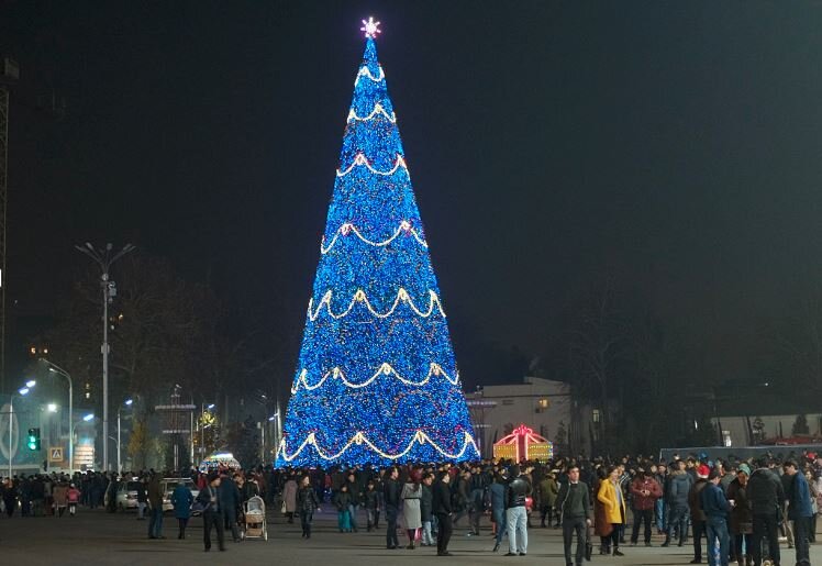 Главная ёлка Таджикистана в этом году самая высокая за всю историю - 28 метров, и, пожалуй, самая красивая. Asia-Plus
